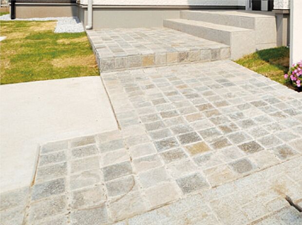 【その他画像】【風格のあるアプローチ】タイルや石など異素材を組み合わせることによって、魅力的な表情が生まれ、ご家族やゲストを迎えます。