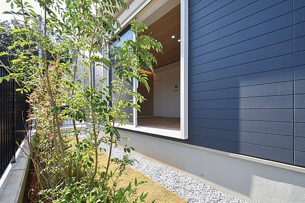 【現地外観写真】植栽スペース（4号棟｜2025年11月撮影）