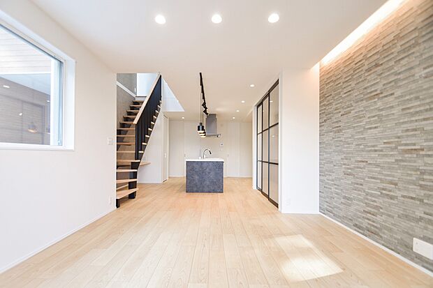 【リビング】家族が集うふれあいのリビングには、間接照明やアクセントクロスを採用して彩りを添えています。（2号棟｜2025年12月撮影）