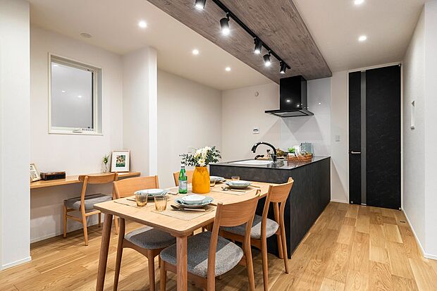 【キッチン】キッチン・ダイニングにはスポットライトを採用しました。食卓をオシャレに明るく彩ります。（10号棟｜2026年2月撮影）