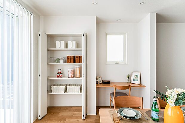 【キッチン】【キッチン】前面に壁がない開放的なオープンキッチンは、お手伝いもしやすく家族の会話も弾みます。（10号棟｜2026年2月撮影）