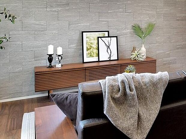 【その他画像】【エコカラットプラス】調湿・消臭効果を持つエコカラットプラスをリビングダイニングの一部に採用。快適な空間を保ちながら、彩りと変化を演出します。※画像はイメージです。実際の商品とは異なります。