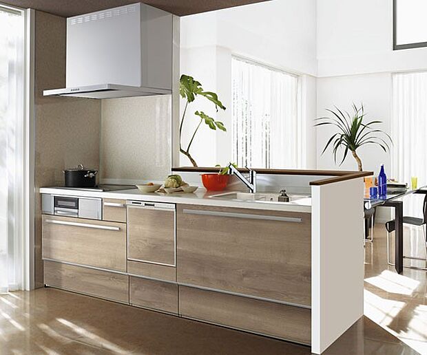 【【クリナップ】システムキッチン】家族でのコミュニケーションがとれる対面型システムキッチンです。横一列にシンクとコンロをまとめたシンプルな形です。動きやすさとスタイリッシュなデザインが魅力です。