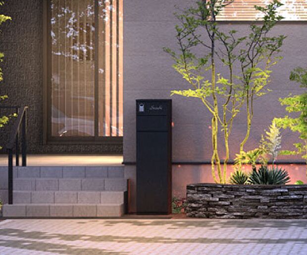 【宅配BOX一体型 門柱・門柱灯】インターホンや表札・ポストが一体型となった宅配ボックス付のシステム門柱。不在時でも、面倒な再配達の手配や玄関先での受け取りも不要 ※門柱のカラーはイメージです ※表札についてはオプションとなります