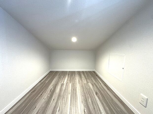 【屋根裏収納】リビング上部には屋根裏収納を設け、季節用品や思い出の品などをすっきり収納可能。開放感と収納力を兼ね備えた魅力的な空間です。