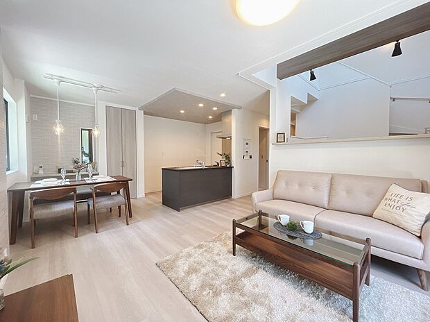 【弊社施工例リビング】
ご家族それぞれの夢が叶う素敵なフリープラン。専任設計士と打ち合わせを重ね、お客様の住まい方にフィットしたマイホーム実現をお手伝いいたします。※画像にはオプション商品も含みます。