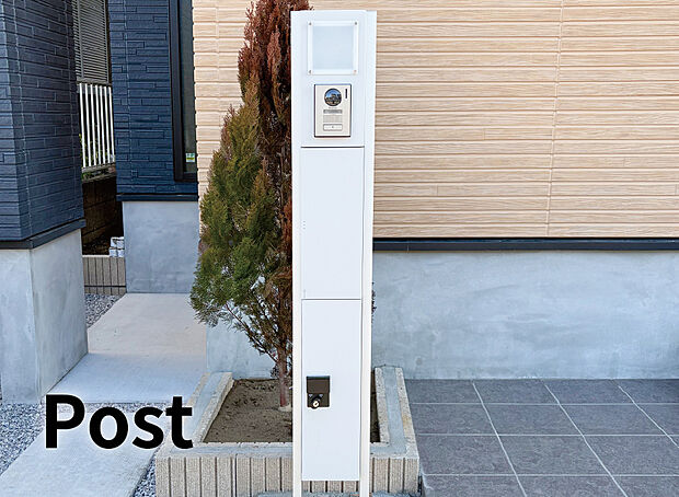 【【ポスト(宅配ボックス付)】】小型の宅配ボックス機能付きのポスト一体型機能門柱。留守の時にも安心して荷物を受け取ることができます。