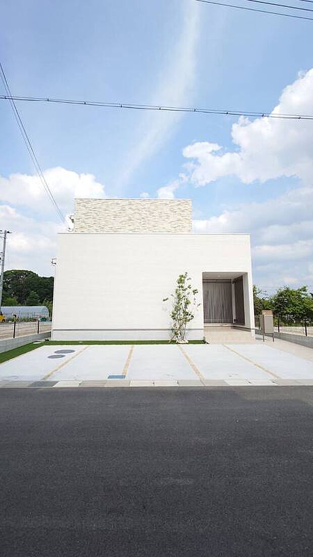 【外観 正面】正面からは家の中が見えない仕様。こちらは60超坪・車3台注文住宅の外観実例です。駐車場3台以上などのご相談も承っております。
