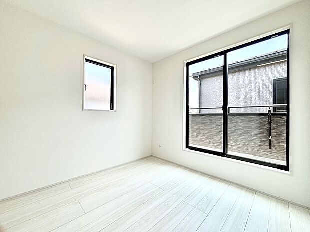 明るいバルコニーサイドに洋室を設置。目覚めの良い寝室に。 