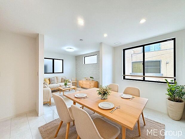 ご家族の賑やかな話し声で包まれる明るいリビング ※家具はCGです