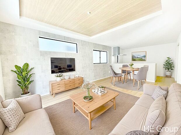 家族の和やかな会話が聞こえてきそう。開放感のあるリビングです。※家具はCGです  