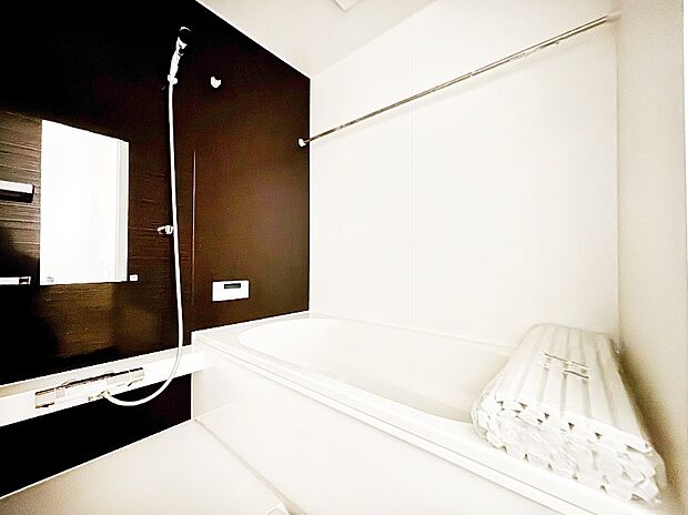 一日の疲れを癒してくれる明るい清潔感のあるバスルーム