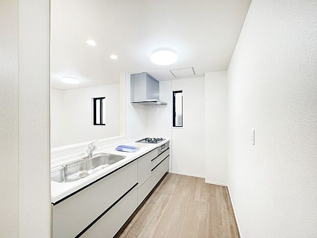 爽やかな風が通り抜けるキッチン。窓があるので明るく換気にも役立ちます。  