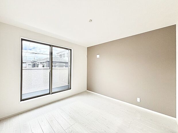 アクセントクロスがお洒落！バルコニーに繋がるお部屋は開放感がありますね！