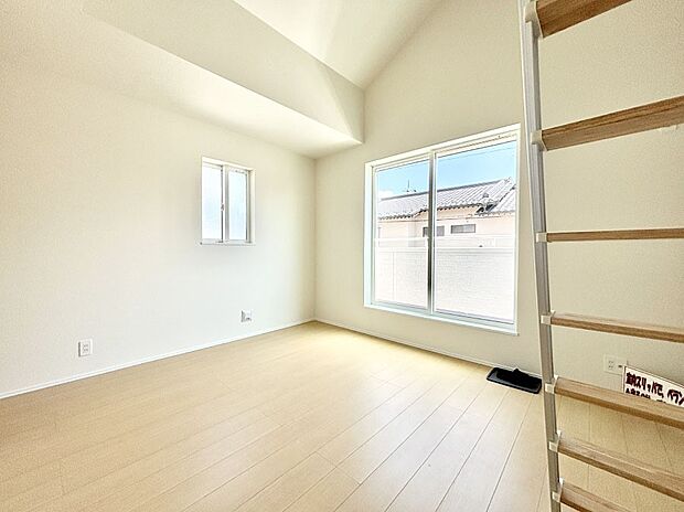 明るいバルコニーサイドに洋室を設置。目覚めの良い寝室に。 