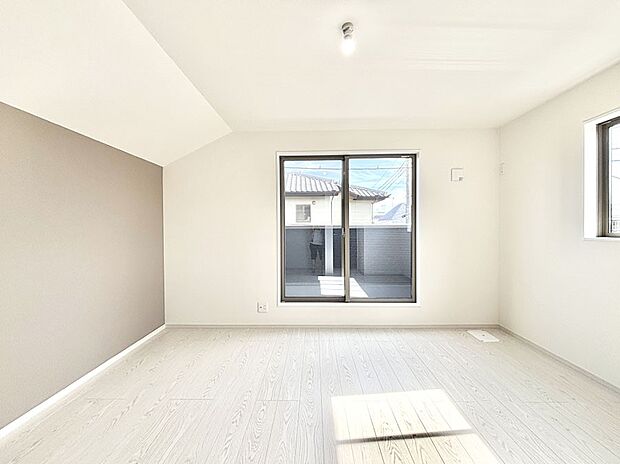 バルコニーが開放感をプラスしてくれる洋室  