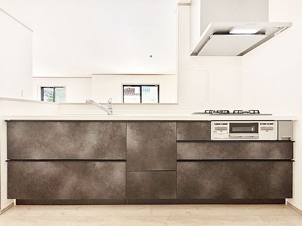 システムキッチンはシンプルでスッキリした飽きの来ないデザインなので永く使えそう！