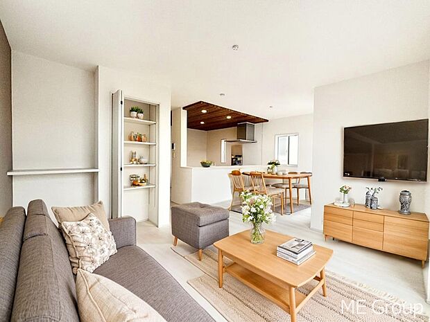 プライバシーも守れる2階リビングは明るく開放感たっぷり! ※家具はCGです