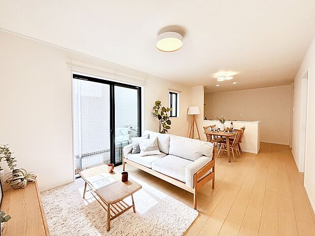 大きな窓からたっぷりの陽光と風を感じられるリビング