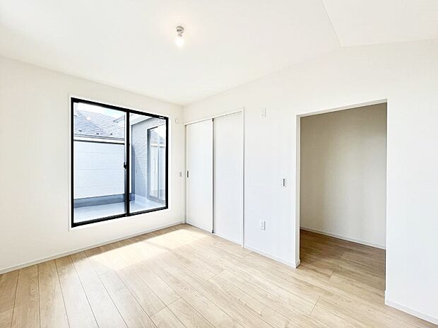 バルコニーが開放感をプラスしてくれる洋室