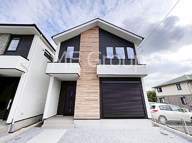 アクセントカラーがオシャレなシンプルモダンスタイル。 