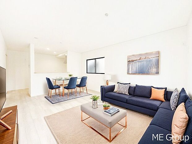 ご家族の賑やかな話し声で包まれる明るいリビング ※家具はCGです