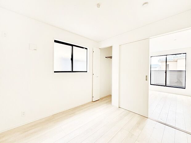 洋室にはクローゼット付き。スッキリとした空間でゆったり寛げます!