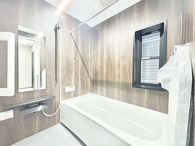 一日の疲れを癒してくれる明るい清潔感のあるバスルーム