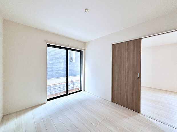 リビングの隣にある洋室。扉を開放して広く利用することも可能です。