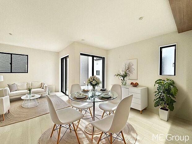 ご家族の賑やかな話し声で包まれる明るいリビング  ※家具はCGです