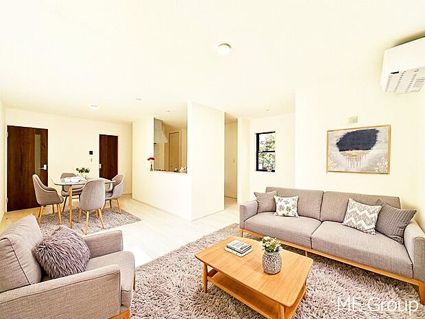 落ち着いた雰囲気のLDKは家族みんなの快適空間※家具はCGです