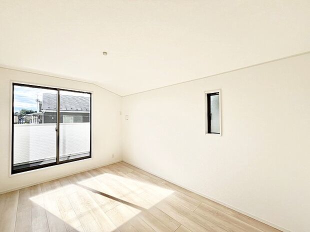 明るいバルコニーサイドに洋室を設置。目覚めの良い寝室に。