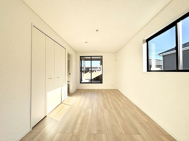 明るいバルコニーサイドに洋室を設置。目覚めの良い寝室に。