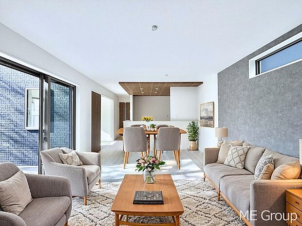 ご家族の賑やかな話し声で包まれる明るいリビング ※家具はCGです