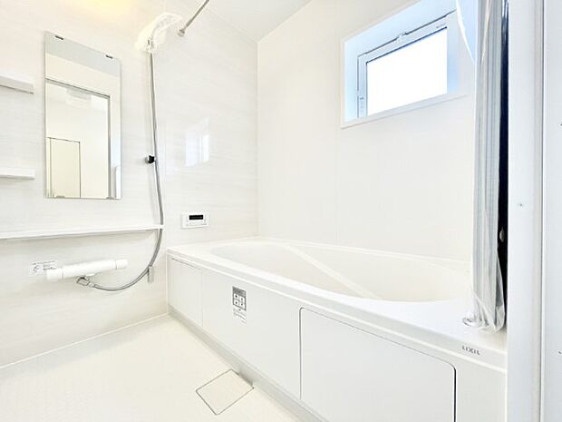 一日の疲れを癒してくれる明るい清潔感のあるバスルーム