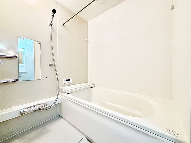 一日の疲れを癒してくれる明るい清潔感のあるバスルーム