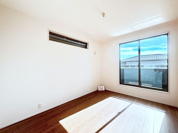 明るいバルコニーサイドに洋室を設置。目覚めの良い寝室に。 