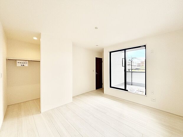 バルコニーが開放感をプラスしてくれる洋室