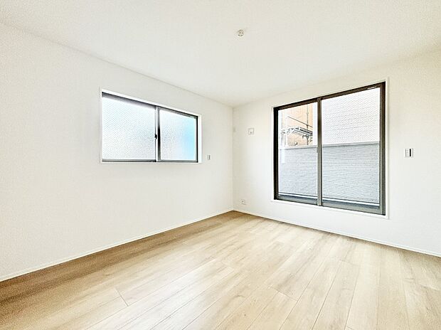 バルコニーが開放感をプラスしてくれる洋室