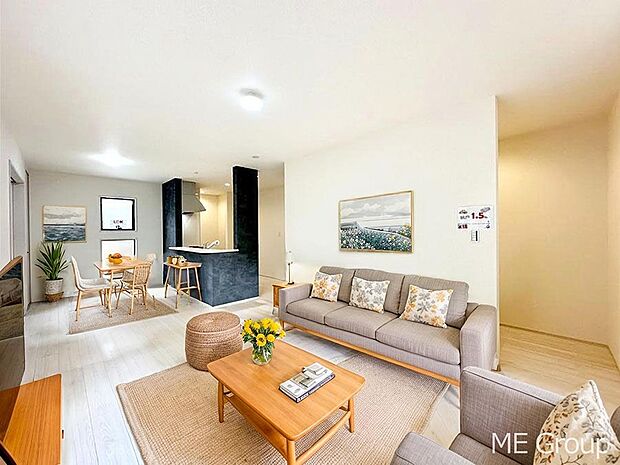 ご家族の賑やかな話し声で包まれる明るいリビング ※家具はCGです