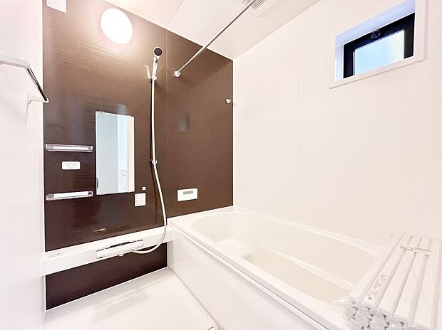 一日の疲れを癒してくれる明るい清潔感のあるバスルーム