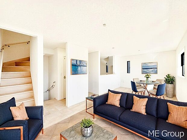 プライバシーも守れる2階リビングは明るく開放感たっぷり! ※家具はCGです