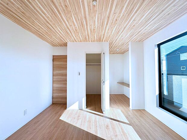 ウォークインクローゼットがあるお部屋!季節ごとの入れ替えも不要で便利です。