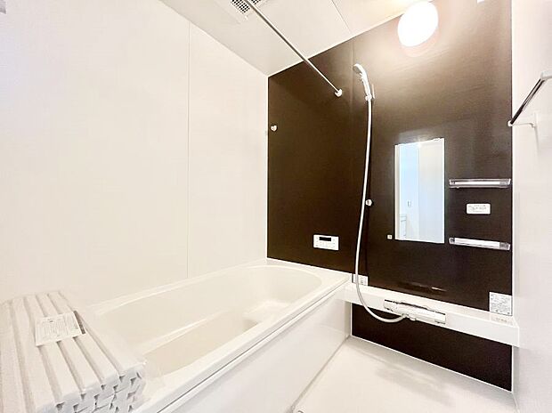 一日の疲れを癒してくれる明るい清潔感のあるバスルーム