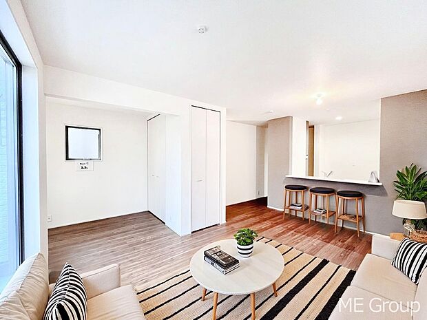 プライバシーも守れる2階リビングは明るく開放感たっぷり！　※家具はCGです