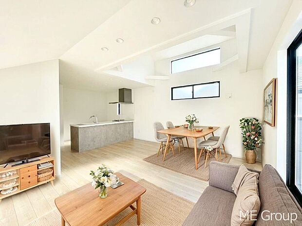 ご家族の賑やかな話し声で包まれる明るいリビング  ※家具はCGです