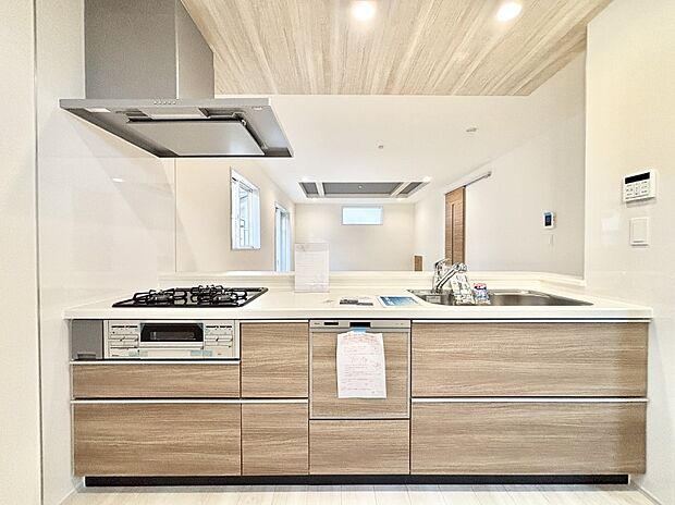 リビングを見渡せる人気のカウンターキッチン。 家族を見守りながら家事をすることができます。