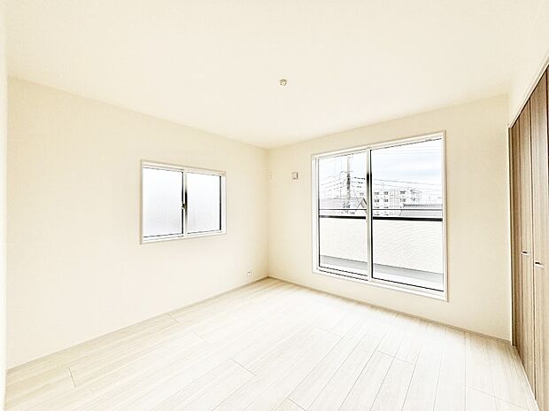 バルコニーが開放感をプラスしてくれる洋室