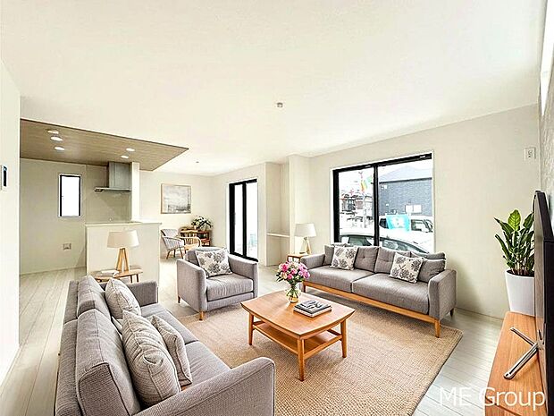 ご家族の賑やかな話し声で包まれる明るいリビング ※家具はCGです