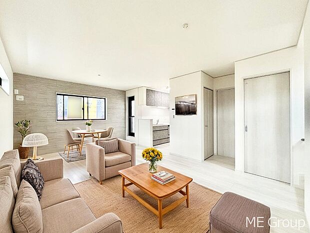 プライバシーも守れる2階リビングは明るく開放感たっぷり！　※家具はCGです